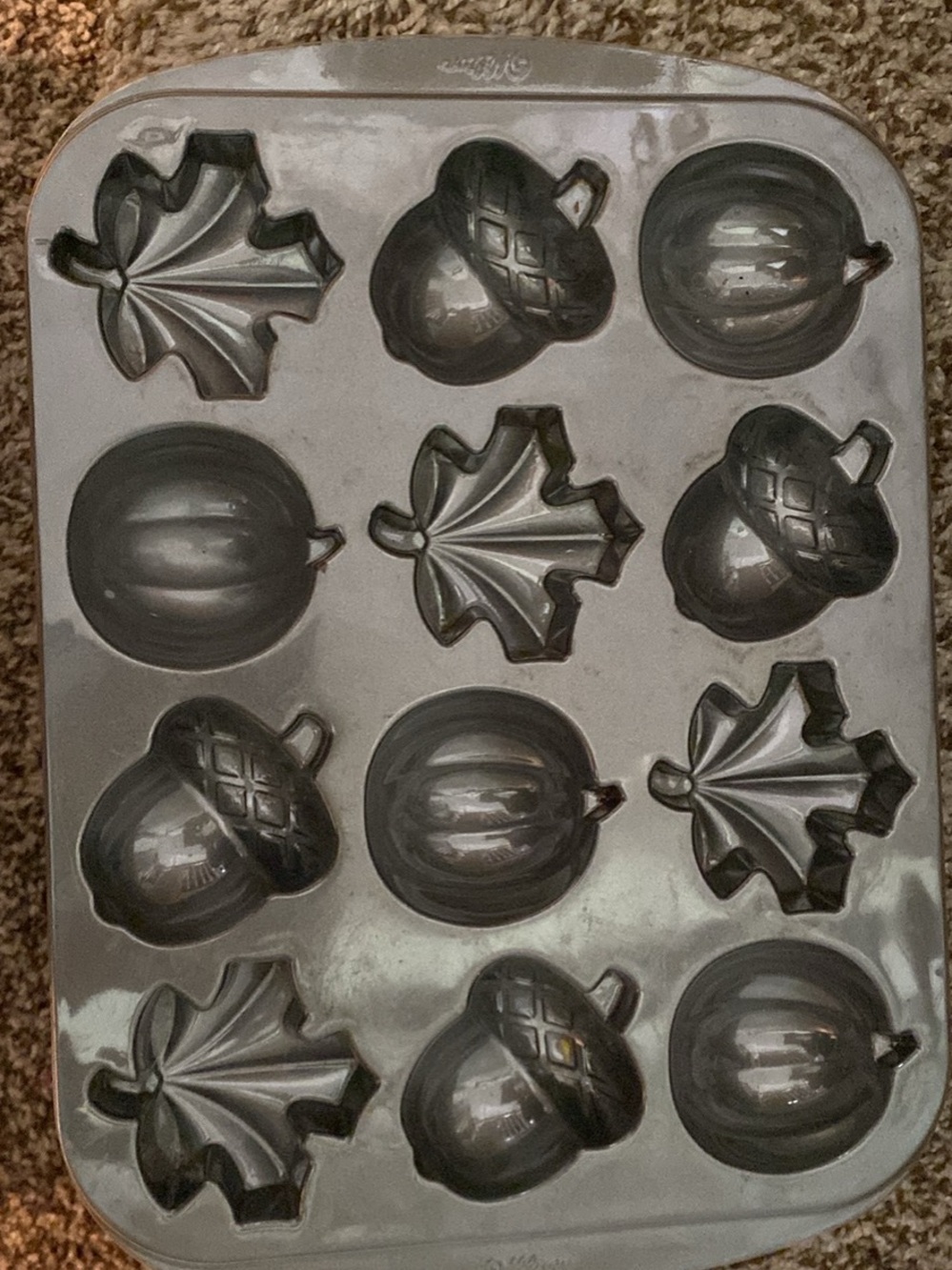 Wilton Autumn Leaf & Acorn Nonstick Bake Pan - Gray